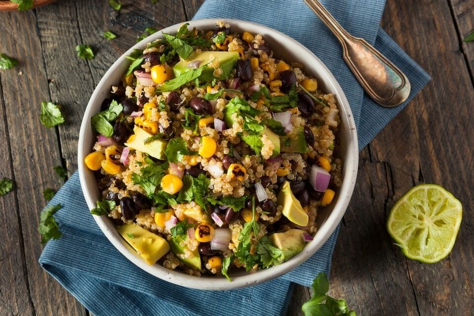 Bowl de quinoa y frijoles negros: saludable y lleno de sabor Bowl de quinoa y frijoles negros: saludable y lleno de sabor