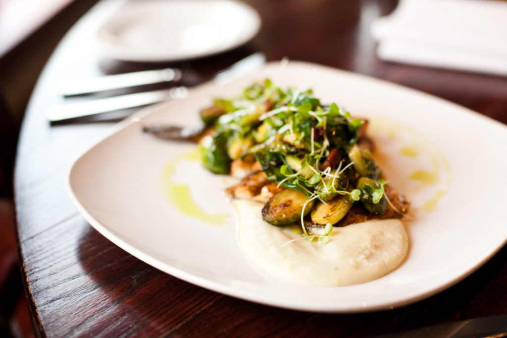 Sopa de verduras y pescado al horno: receta saludable y fácil