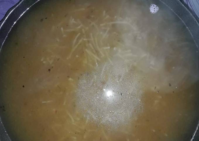 Sopa de verduras y pollo con caldo de huesos: receta saludable