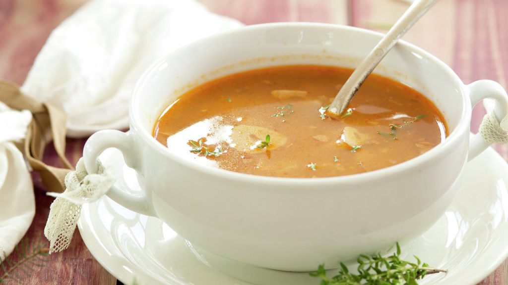 Sopa de ajo y tomillo: fortalece tu sistema respiratorio