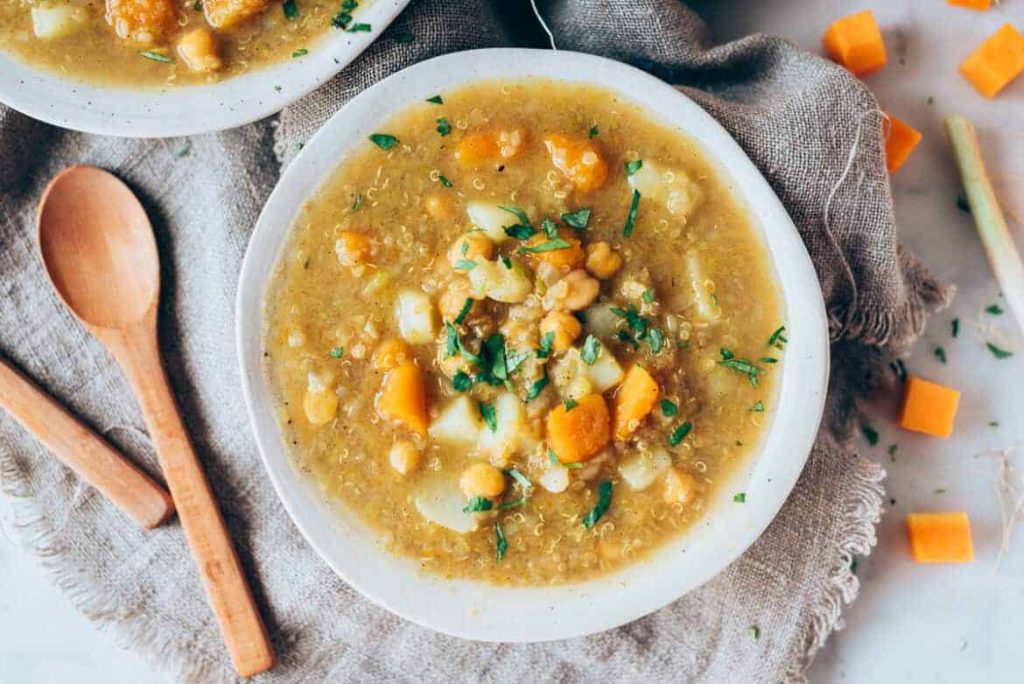 Deliciosa sopa de calabaza y quinoa con espinacas en 30 minutos