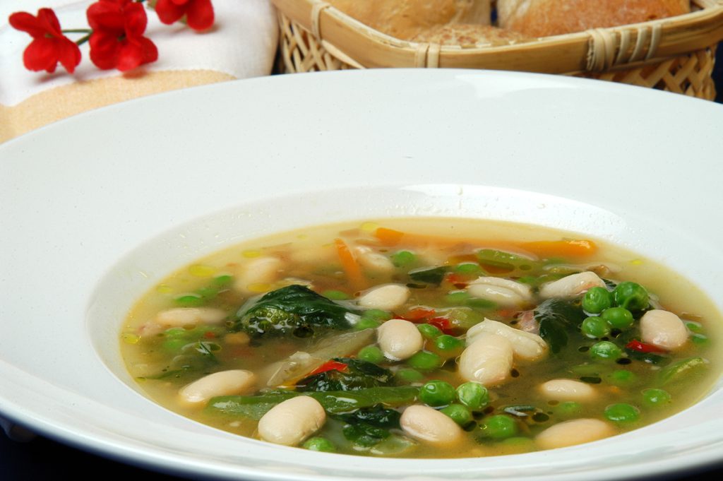 Sopa saludable de legumbres y verduras: deliciosa receta