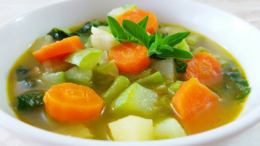 Descubre la receta de la sopa de verduras termogénica para adelgazar