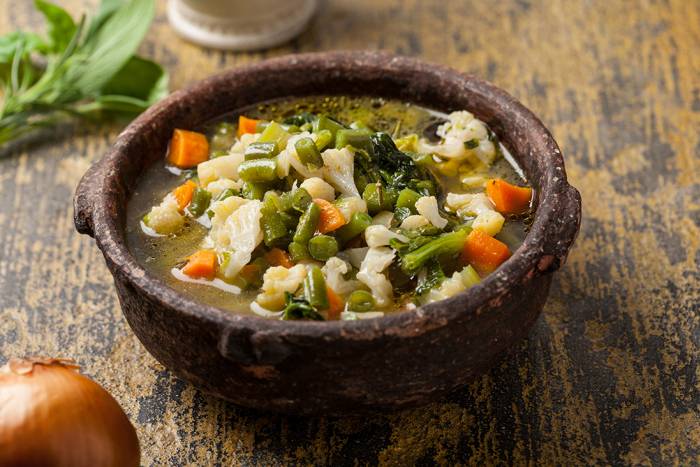 Sopa de verduras con hierbas frescas: opción saludable y deliciosa