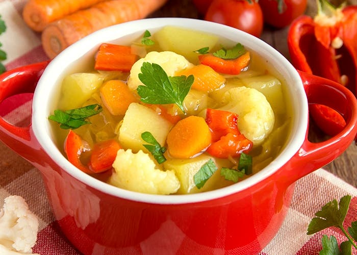 Sopa de verduras y caldo de hueso: receta saludable y reconfortante