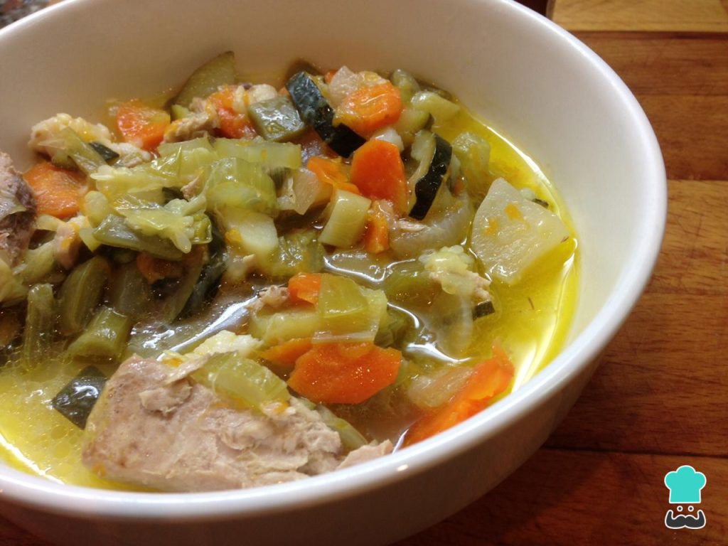 Sopa de verduras y pescado al vapor: receta saludable con arroz