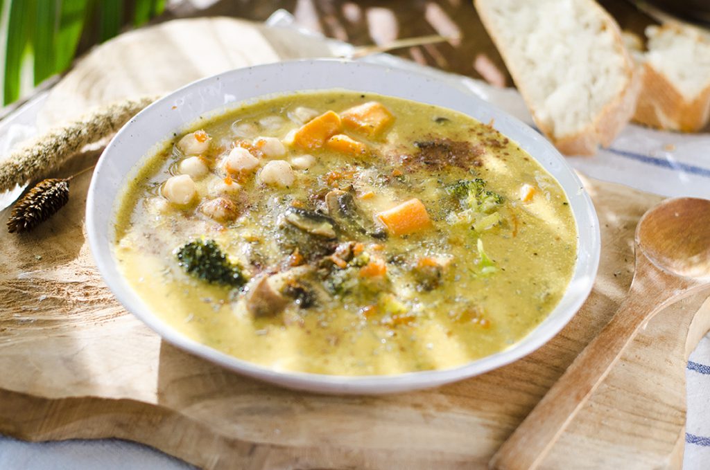 Sopa de pollo al curry con leche de coco: una receta deliciosa