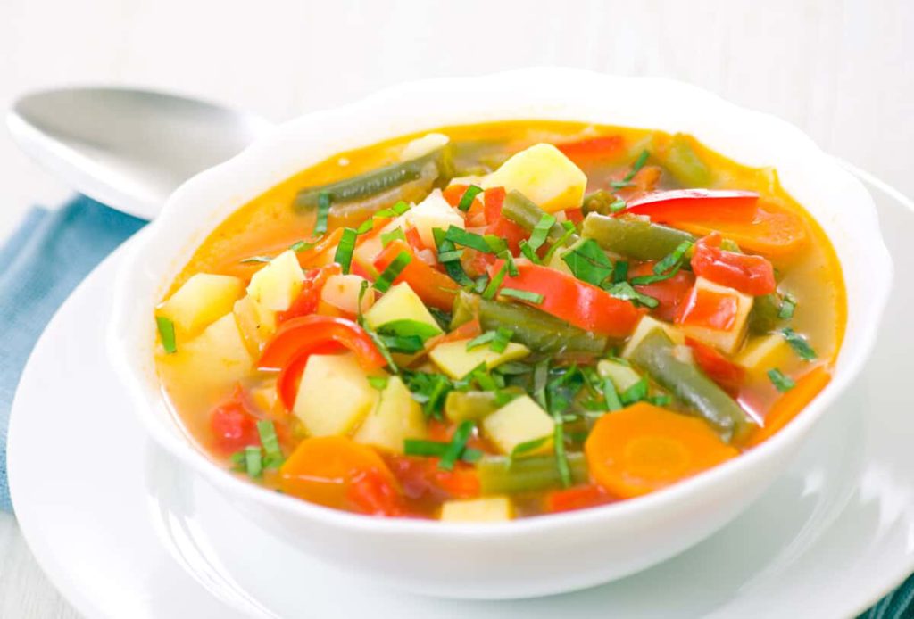 Sopa detox de verduras y legumbres: receta saludable