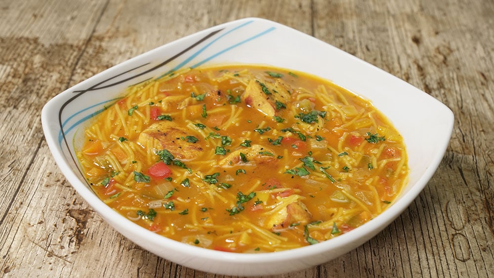 Sopa de verduras y pollo asado baja en carbohidratos: opción saludable